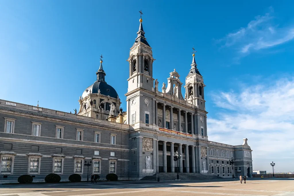 Catedral de la Almudena a pocos minutos de nuestros apartamentos en Madrid Centro