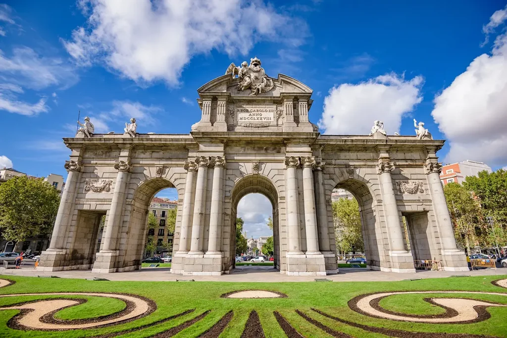 Puerta de Alcalá monumento histórico en el centro de Madrid cerca de apartamentos vacacionales de AMCH hospedaje